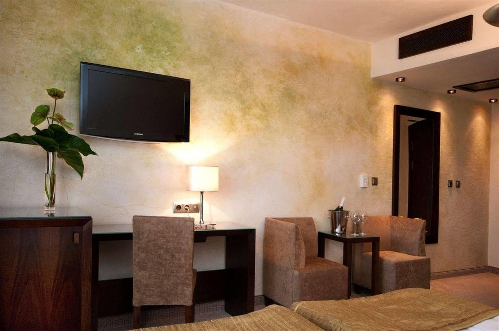 Hotel Remes Opalenica Dış mekan fotoğraf