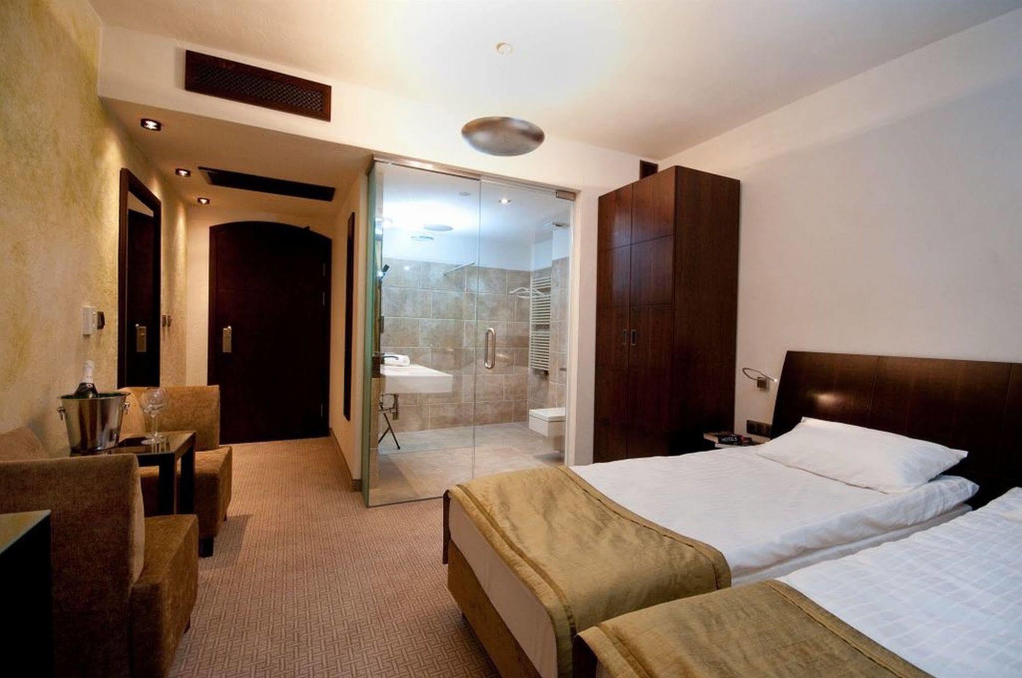 Hotel Remes Opalenica Dış mekan fotoğraf